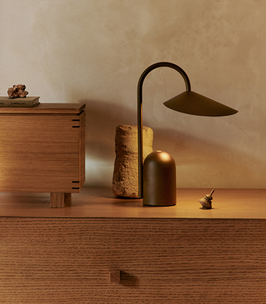 Elegancka lampa stołowa o rzeźbiarskim designie – miękkie, nastrojowe światło