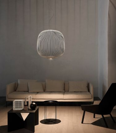 Minimalistyczny salon z lampą wiszącą Spokes od Foscarini  Minimalistyczny salon z lampą wiszącą Spokes marki Foscarini jako eleganckim punktem centralnym.
