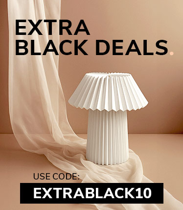 Obraz promocyjny Extra Black Deals z białą plisowaną lampką stołową na beżowym tle materiałowym i kodem rabatowym ‘EXTRABLACK10’