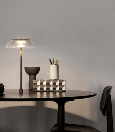 Elegancka lampa stołowa na nowoczesnym biurku ze stylowymi akcesoriami do domu.